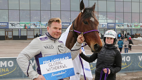 Matias Salo päättää Global Withdrawlin osallistumisesta Finlandia-Ajoon vasta maanantaina. Aada Salo on hevosen hoitaja.