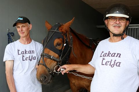 Lakan Leija on Tuomaalan veljesten silmäterä. Mikko Tuomaala (vas.) omistaa, Erkki Tuomaala (oik.) valmentaa.
