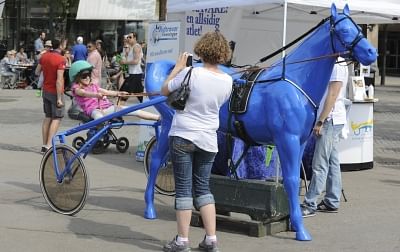 Hevoset nähdään hyvin sinivalkoisina Kungsträdgårdenissa ennen Elitloppetin rata-arvontaa.