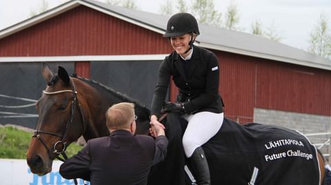 Matti Karkkolainen palkitsi iloisen Stefanie Andersinin.