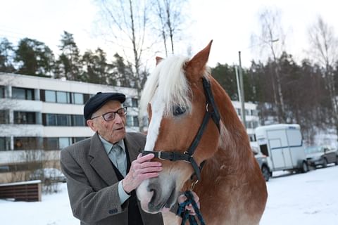 Länsi-Savo: Sotaveteraani Hannes Hynönen on kuollut – Lue Hevosurheilun klassikkojuttu