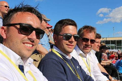 Finn-Tackin toimitusjohtaja Johannes Nevanlinna (keskellä) kuvattuna Joensuun kuninkuusraveissa kesällä 2015