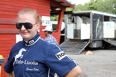 Emma Väre on yksi illan kansaivälisen naisohjastajakilpailun suomalaiskuskeista.