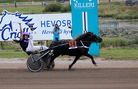 Tuoreet SM-voittajat Thorvald ja Maria Kiukas tuulettivat myös Ponikuninkuuskilvan ensimmäisen osalähdön voittoa.