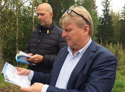 Veijo Heiskanen saapui Ruotsista etsimään uutta derbyvoittajaa Ypäjän varsahuutokaupasta. Mielenkiintoisia sukuja tutkimassa luettelosta juoksutussuoran laidalla Hannu Laakkosen seurassa. Kuva: Totofoto