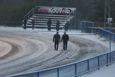 Toiminnanjohtaja Arto Hytönen ja Suomen Hippoksen valvoja Ari Lindgren tarkastelivat radan kuntoa puoli kuudelta.