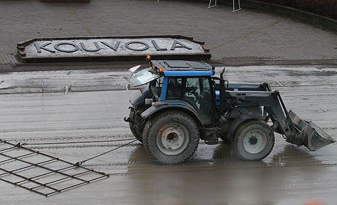 Radan pinnasta yritettiin siirtää vettä pois. Ravien aikana radanhoitokalustoa pyritään käyttämään mahdollisimman vähän.Kuva: Jarno Unkuri.