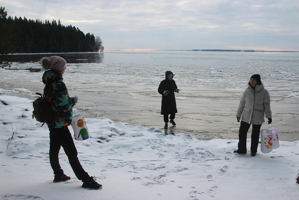Natalia Shalkouskaya (vasemmalla), Lotta Räty ja Natalia Petrova katsastivat tiistaina Pyhäselän rannassa paikat, joissa perjantai-illan esitykset voi vetää.
