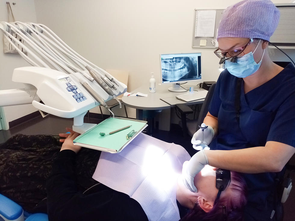 Viisaudenhampaan poisto voi olla monelle ensimmäinen puudutuksessa tehtävä toimenpide. Siksi se saattaa jännittää erityisen paljon, kertoo hammaslääkäri Salla Rissanen.