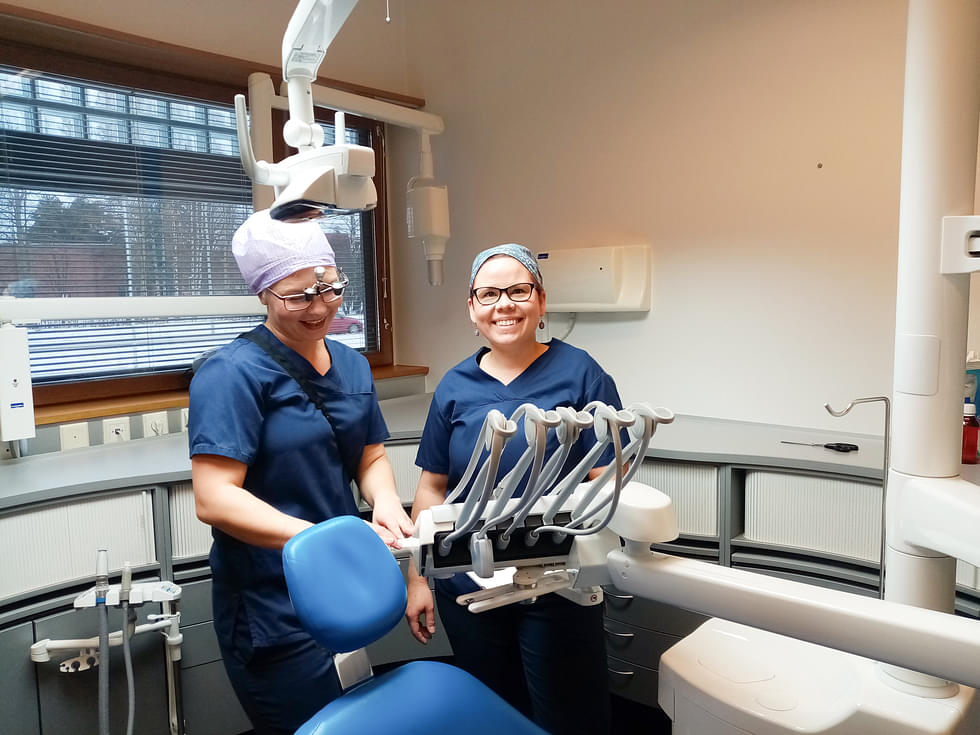  Salla Rissanen (vas.) ja Alina Kakkonen onnistuivat rauhoittamaan hammaslääkäripelkoisen iloisella rupattelullaan.