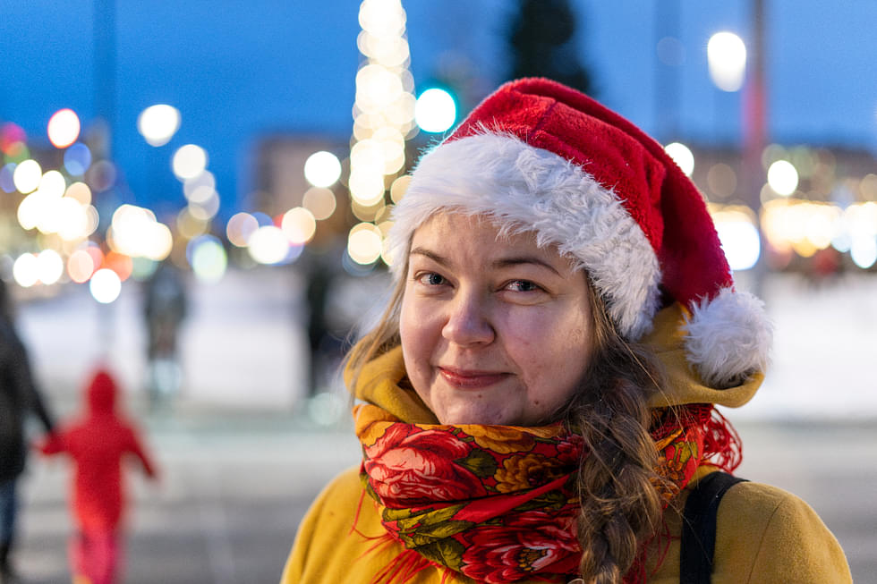 "Joulu merkitsee rauhoittumista ja laatuaikaa perheen sekä muiden läheisten kanssa. Myös herkuttelu kuuluu jouluun. Joulumieli syntyy jouluisesta musiikista ja pimentyvistä illoista, joiden rauhallisesta tunnelmasta pidän", joensuulainen Mirka Kyllönen, 36, sanoo.