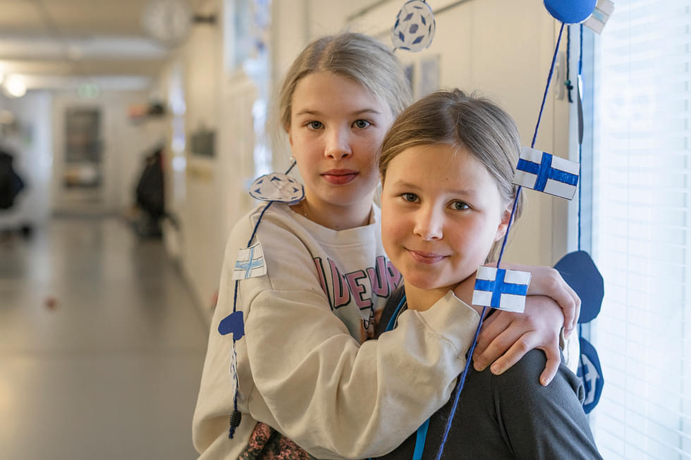
Elina Raassina (vas.) ja Milja Jaakkonen Kiihtelysvaaran koulun käytävällä. 