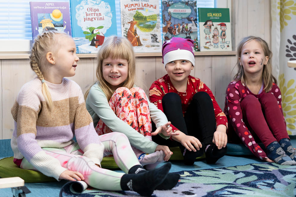 Helmi Myller (vas.), Inka Makkonen, Emmi Hirvonen ja Elisa Koistinen osoittautuvat innokkaiksi joululaulujen laulajiksi. 