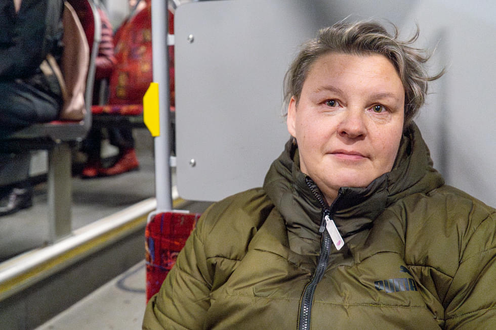 Kaisu Kuittinen tykkää vain istua ja ihmetellä bussilla matkatessaan. 