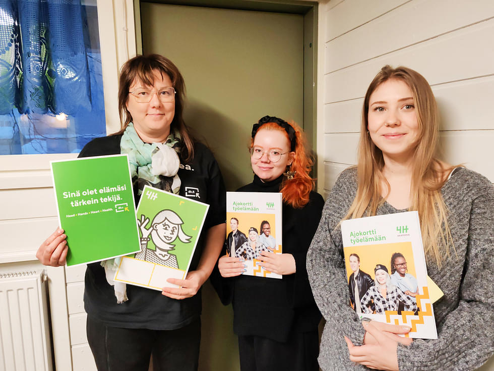 
Tiina Hintikka (vas.), Iida Koponen ja Oona Moilanen ovat kehitelleet koulutusta, joka auttaisi nuoria työelämän ensiaskeleilla.