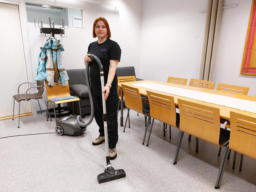 Alina Yarysh ja muut siivoojat tekevät pääasiassa kotisiivouksia, ja he siivoavat myös Napakan toimistoa.