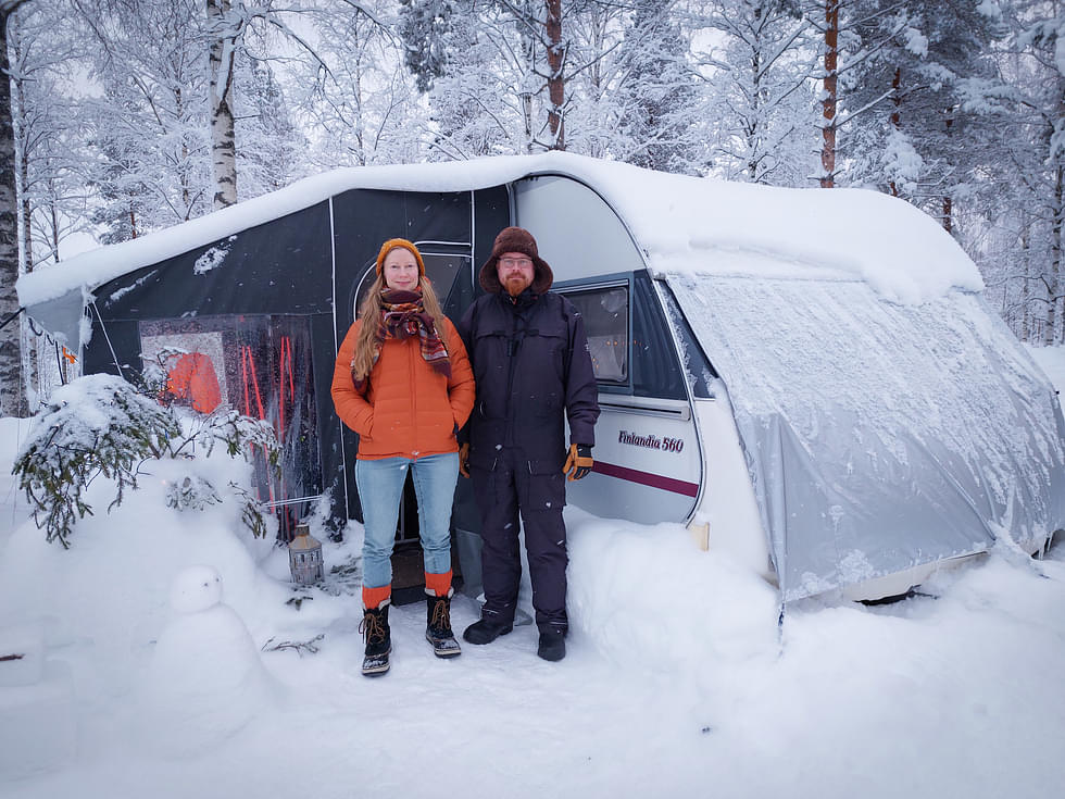 Maarit ja Harri Jääskeläisen asuntovaunu on selvinnyt hyvin talven kovista pakkasista. Etuteltta auttaa harrastusvälineiden säilytyksessä.