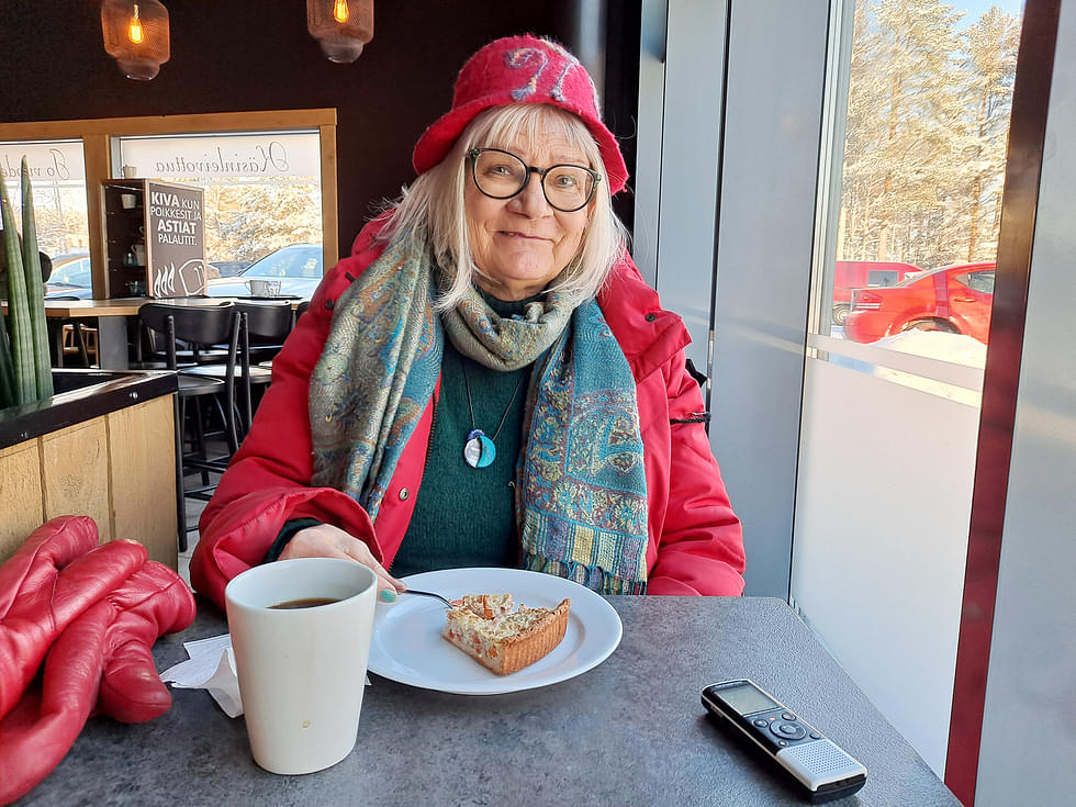 Ulla Vaarnamo kommentoi vaalitulosta Heinosen kahvilassa Kanervalassa.
