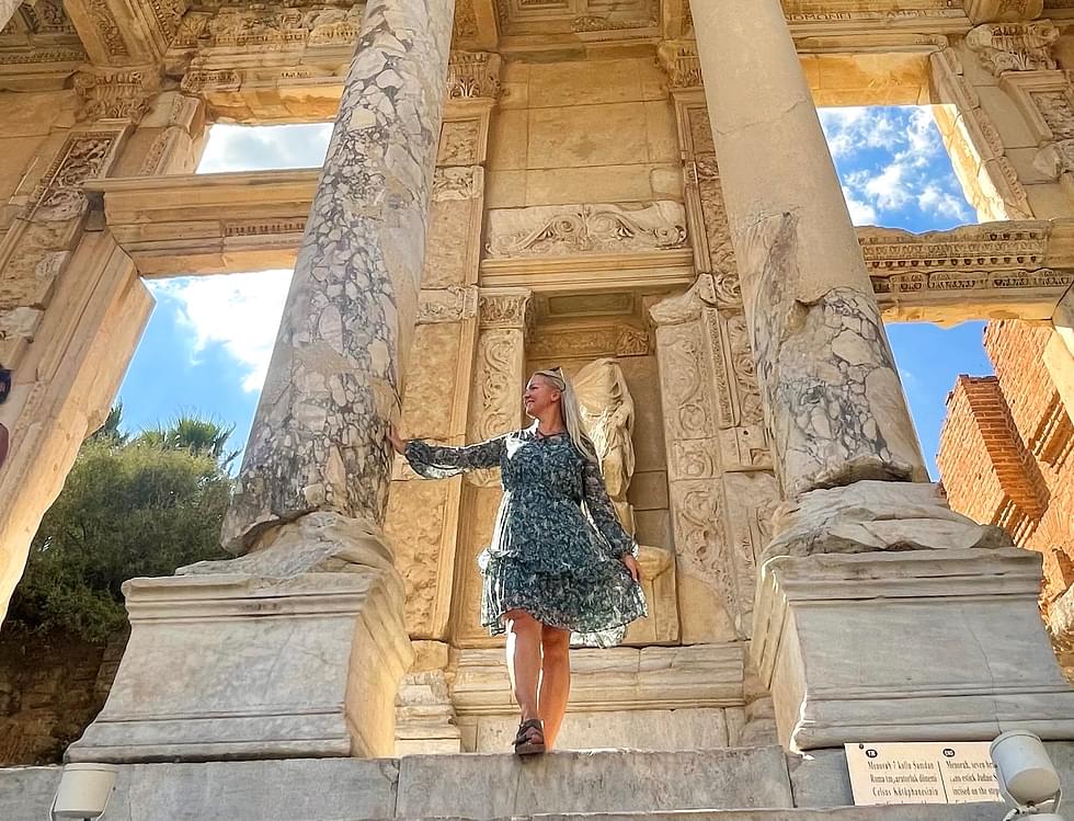 Eveliina Ikonen on työskennellyt matkaoppaana kuuden vuoden ajan. Kuva on Turkista Efesoksen antiikinaikaisesta kaupungista.