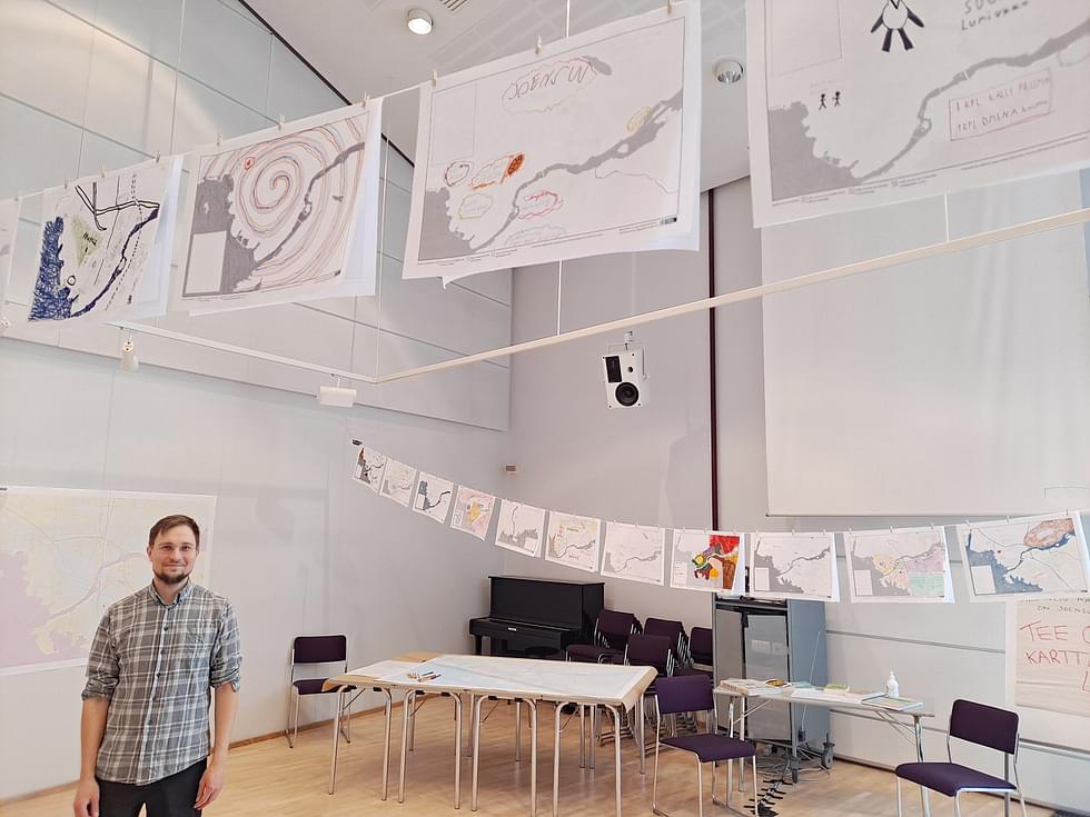 Tuomo Alhojärvi suunnittelee karttojen perusteella tehtäviä kaupunkikävelyjä.