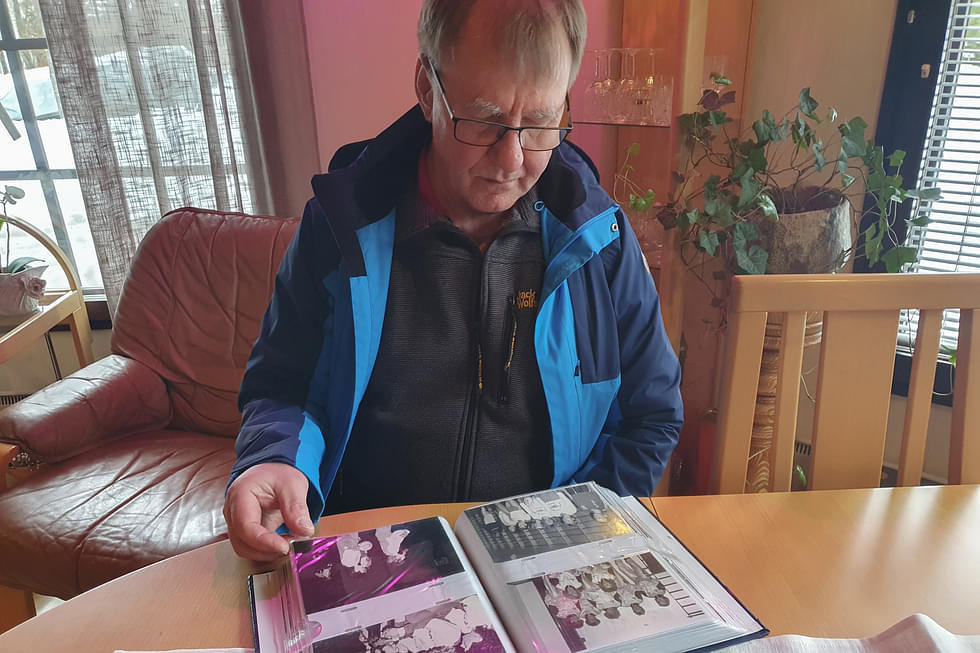 Pitkäaikainen Iskun puheenjohtaja Aarne Tanskanen selailemassa seuran kuva-albumia. Albumi kertoo monesta vuosien varrella olleesta huippuhetkestä.