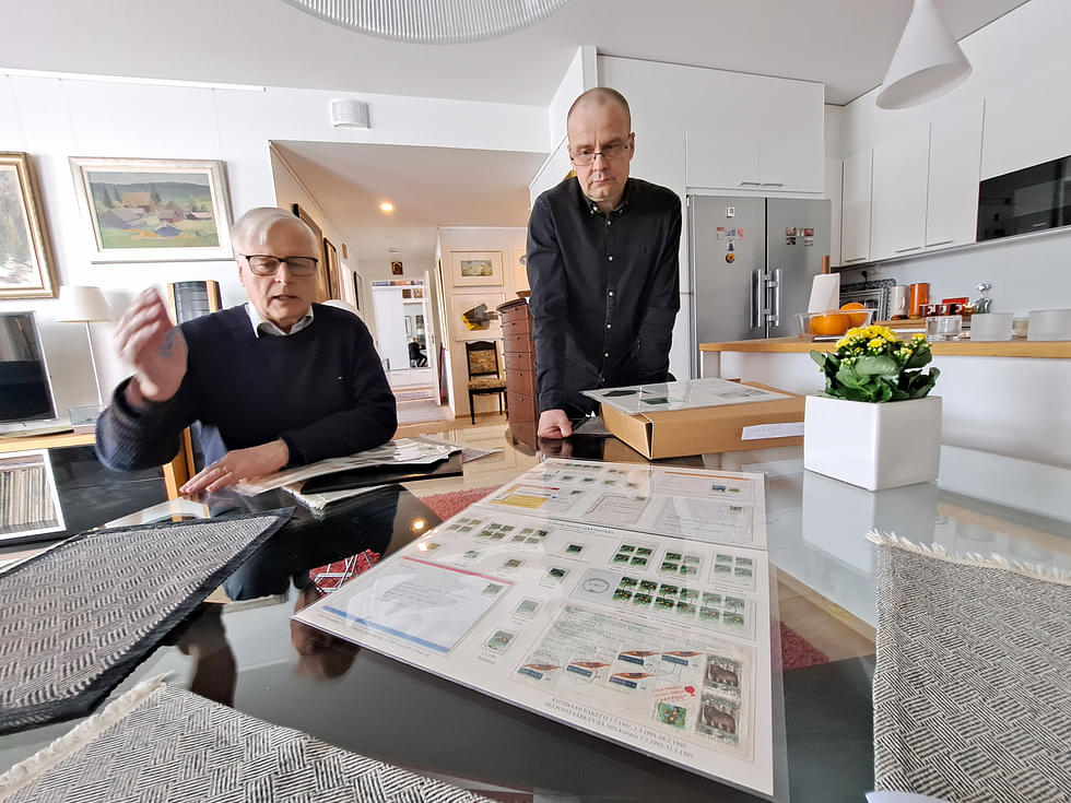 Juhani Kontkanen (vasemmalla) ja Mika Issakainen tuovat näyttelyyn omia kokoelmiaan.