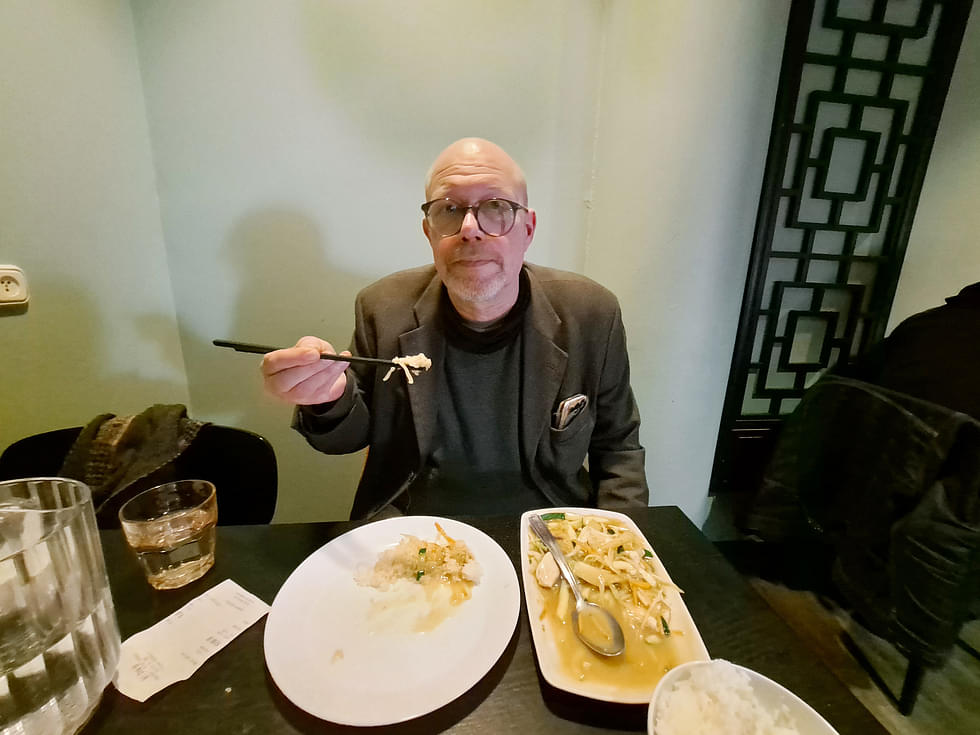 Maanantaina Hannu Koutola kiirehti heti junalta tultuaan lounaalle ravintolaan, jossa hän kauan sitten oppi syömään puikoilla.