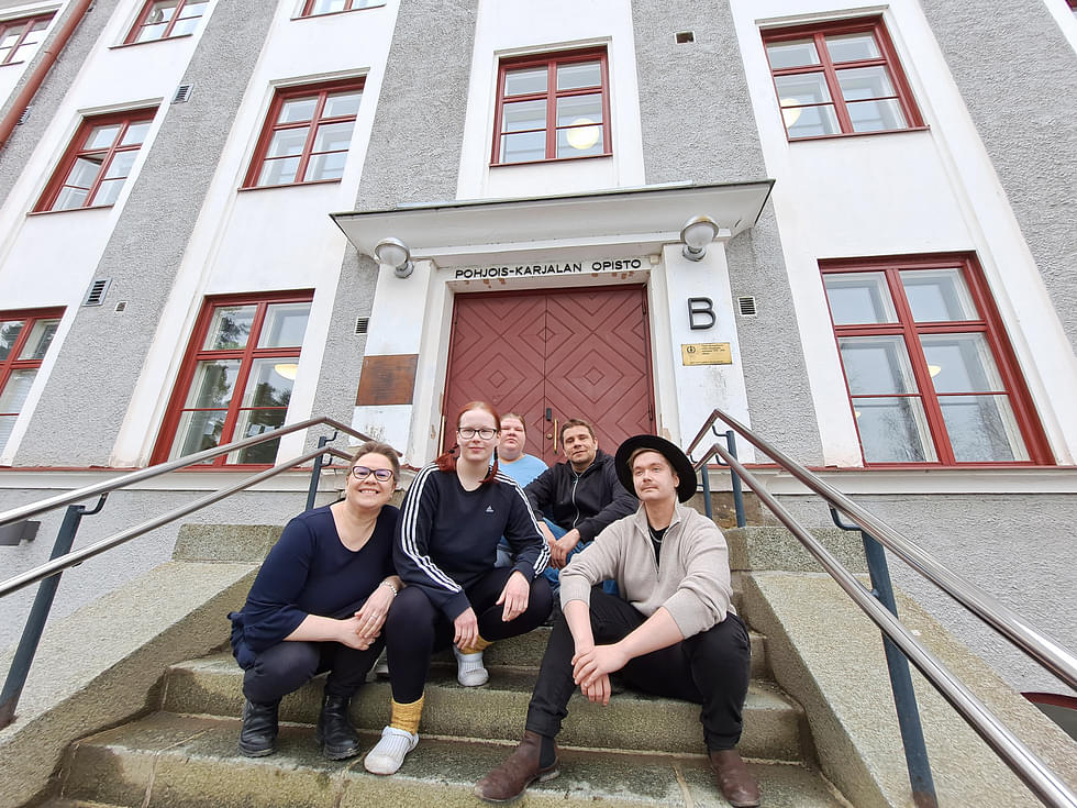 Hanna-Leena Rettijeff, Anni Mehtonen, Katja Tarvainen, Hermanni Nieminen ja Samu Niiranen ovat opiskelleet talven yli näyttelemistä perinteikkäässä Niittylahden opiston rakennuksessa.