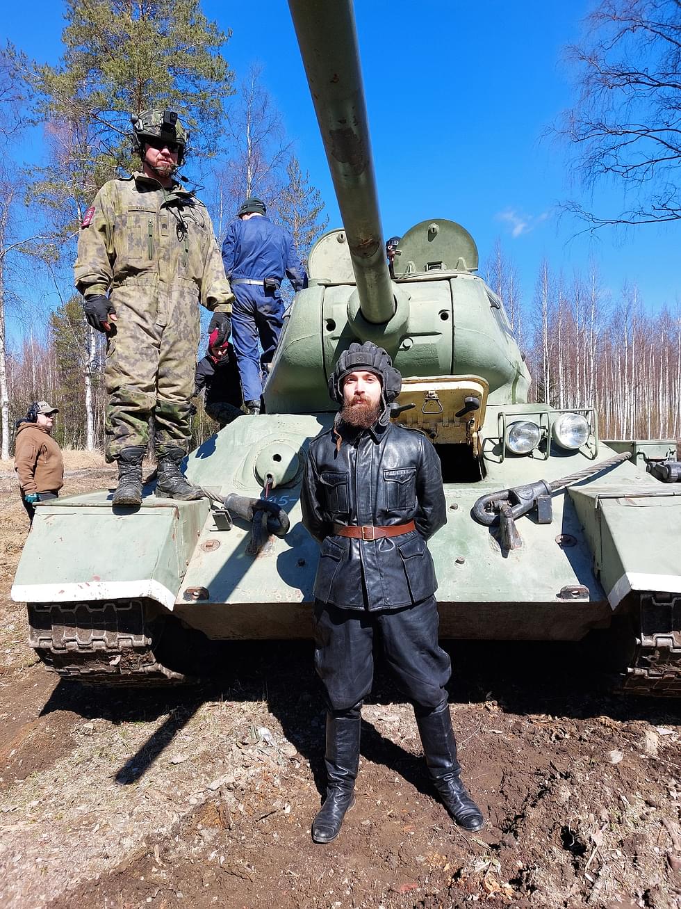 Otto Nyholm (edessä) on pukeutunut sota-ajan mallin mukaan tehtyyn panssarijoukkojen m36-pukuun. Tankin päällä Jesse Kallio.