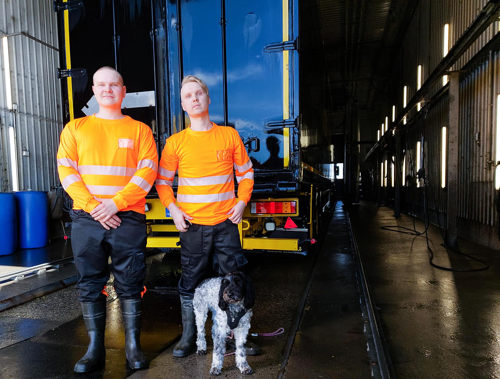 Lauri Huttunen (vas.) ja Lauri Leskinen omistavat Clean Truck Centerin puoliksi. Vivi-koira on jo tottunut kulkemaan mukana työpaikalla. ”Mukava kutkutus oli tähän lähteä. Työ on todella tuttua, mutta on eri asia olla yrittäjä kuin työntekijä”, Leskinen pohtii.