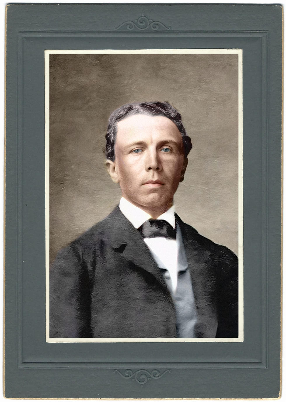 Kaikille joensuulaisille tarkoitetun lainakirjaston perustaja Anton Keldán (1834-1899) 1870-luvulla. Alkuperäisen mustavalkoisen valokuvan osakuva, joka on digitaalisesti väritetty.