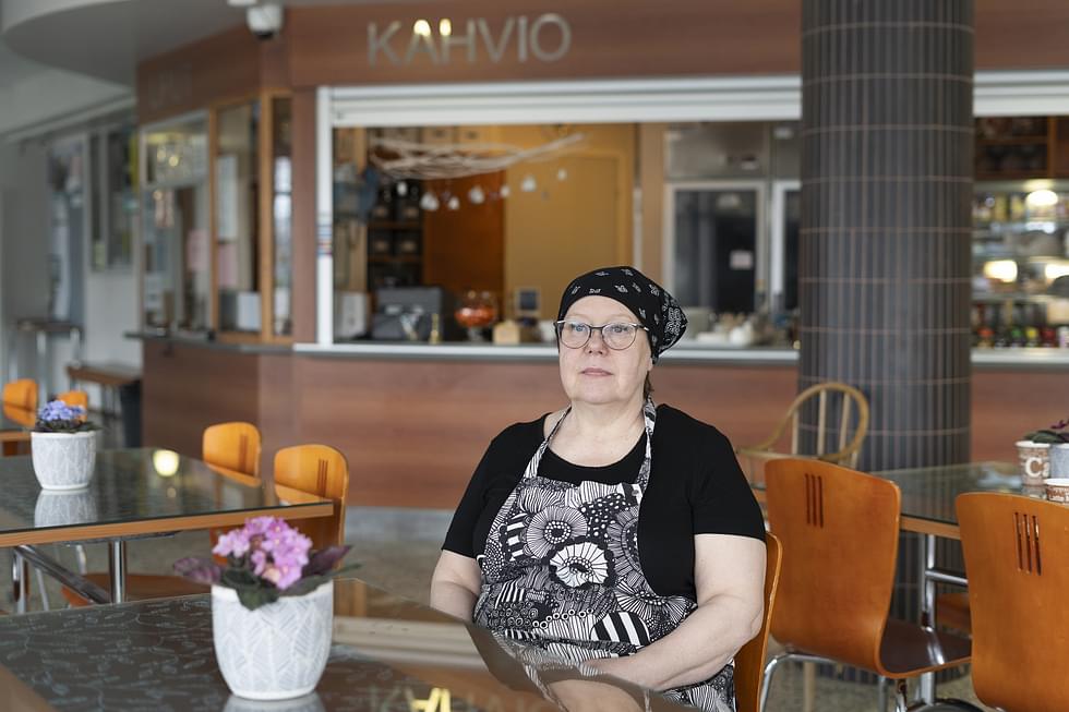 Raisa Piiroinen on toiminut Outokummun uimahallin kahvion yrittäjänä 12 vuotta. Hän tekee myös säännöllisesti pitopalvelukeikkoja. 