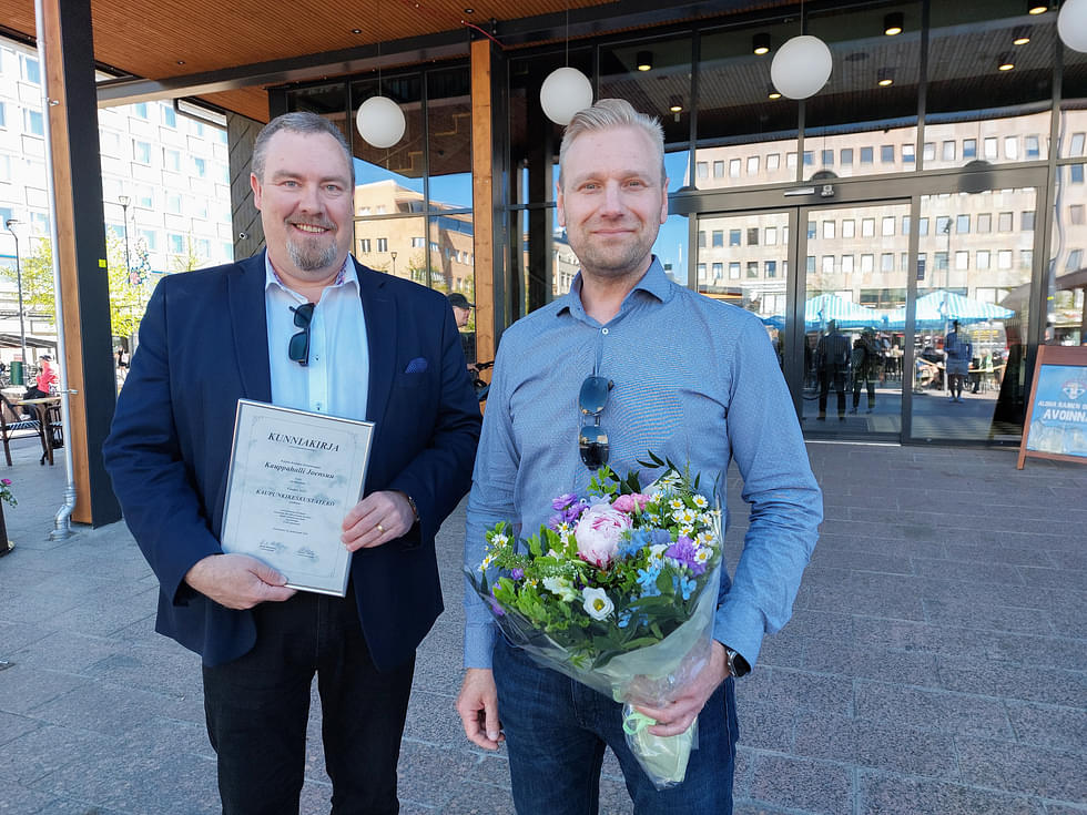 Toimitusjohtaja Juha Kivelä (vas.) ja kiinteistöjohtaja Jani Lehikoinen ovat mielissään siitä, että kauppahalli on vilkastuttanut Joensuun keskustaa.