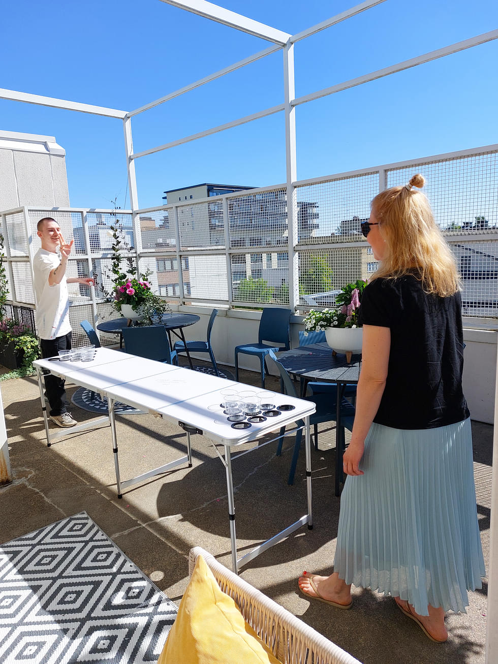  Beer pong on ahkerassa käytössä terassilla, jossa järjestetään myös after workeja. Pelaamassa Iivo Mitrunen ja Nea Kolmonen. 