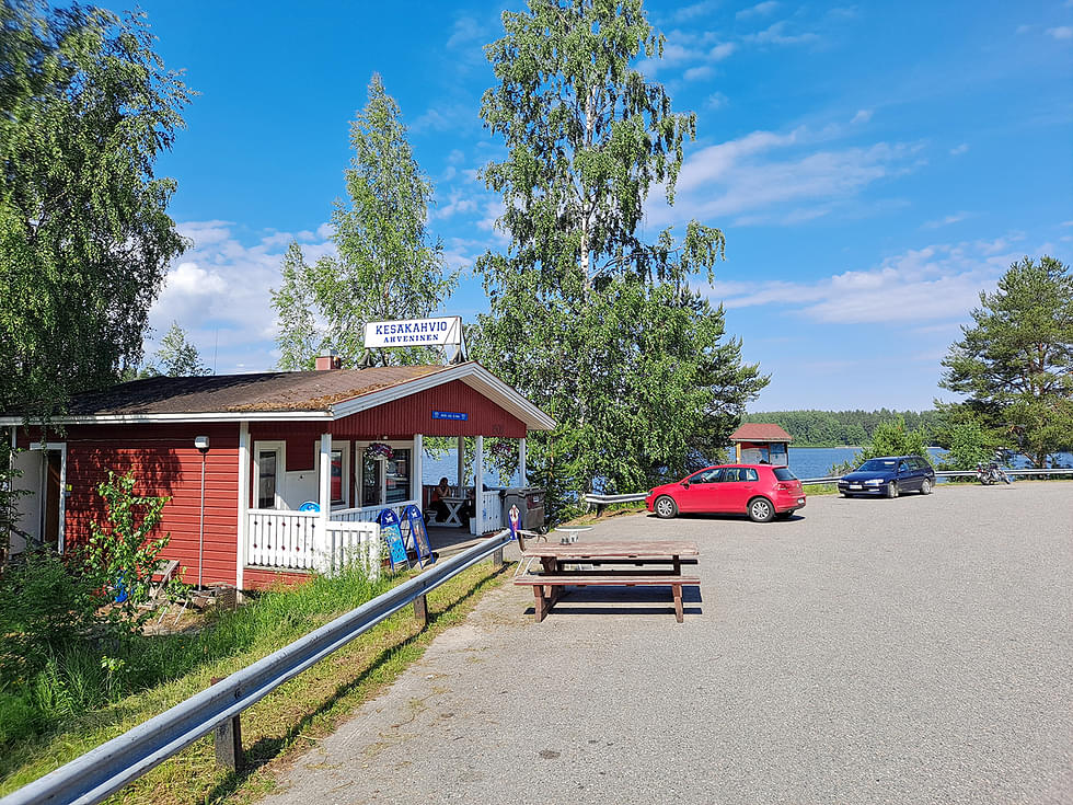 Kioski ja näkymä Pieliselle saa monet koukkaamamaan hetekeksi pois tieltä.