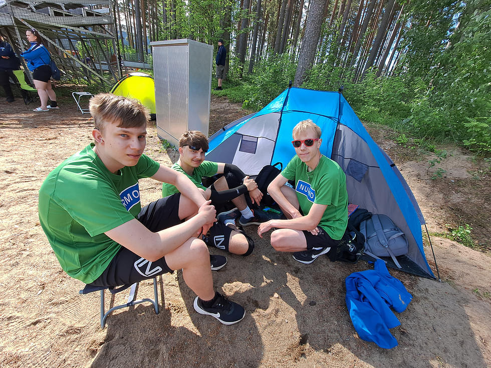 Aleksi Perälä, Eeli Homi ja Jesse Joonala odottelivat turnauksen neljättä otteluaan Jymyn teltalla.