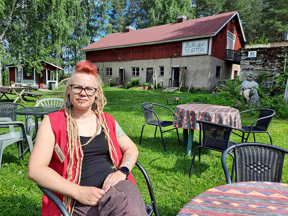 Jonna Tahvanainen ennakoi ennen Pumppuaseman ensi-iltaa, että opiskelukaveri Jukka Moskuvaara tuo teatterilaiset aiempaa läheisempiin tekemisiin kyläyhdistyksen ihmisten kanssa.