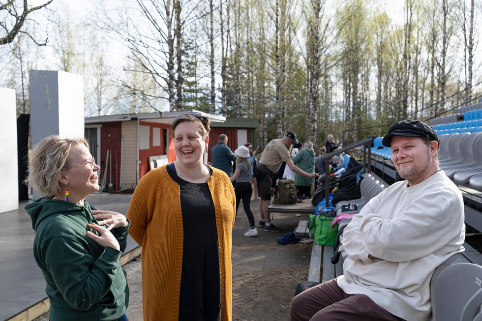 Kaisa Piiroinen (vas.), Mia Salmelainen ja Tero Sarkkinen eivät säästele hymyjä ennen harjoituksia.