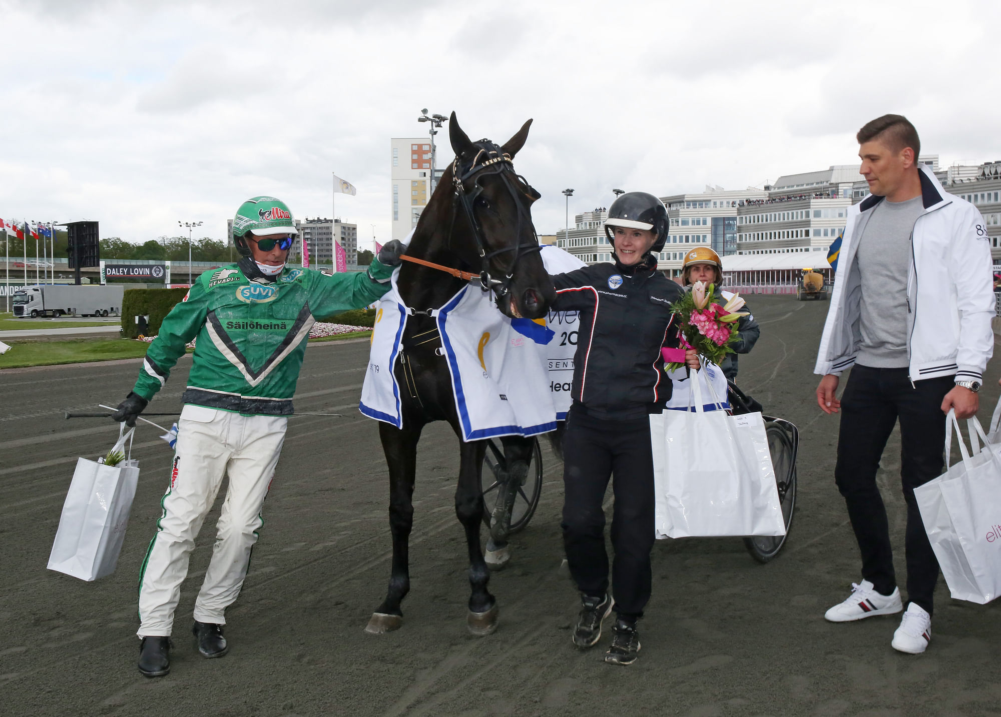 Toni Lasila (oik), Johanna Kyläkoski ja Ari Moilanen poseerasivat Lexus Dreamin vierellä Sweden Cup -karsintavoiton jälkeen 25.5.2019.