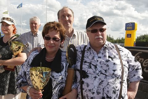 Omistajat Irja ja Veijo Votkin sekä kasvattaja Jorma Leppänen juhlivat vuonna 2012 Sörkän Sällin voittoa Suur-Hollola-ajossa.