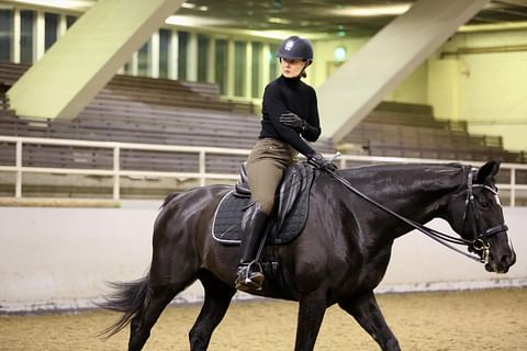 Kikko Kalliokoski tiistain valmennustunnilla oppilaansa hevosta Daynaa samalla ratsastaen. 