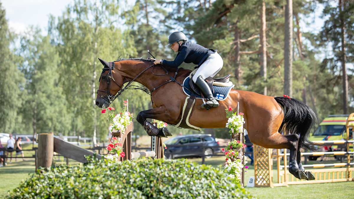 Antonia Virtanen ja Alma Lotta R aloittivat Ypäjän PM-kilpailut loistavasti, mutta lopulta kisat päättyivät ikäviin tunnelmiin, kun ratsukko hylättiin.