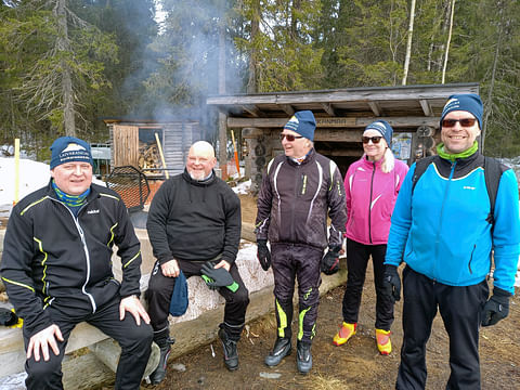 Kevään hiihtohaaste huipentui pääsiäisenä 15 kilometrin laturetkeen. Tauolla kävivät makkaranpaistossa Markku Sadinmaa, Tewe Luovijärvi, Erkki ja Paula Taskila sekä Markus Keskimaunu.