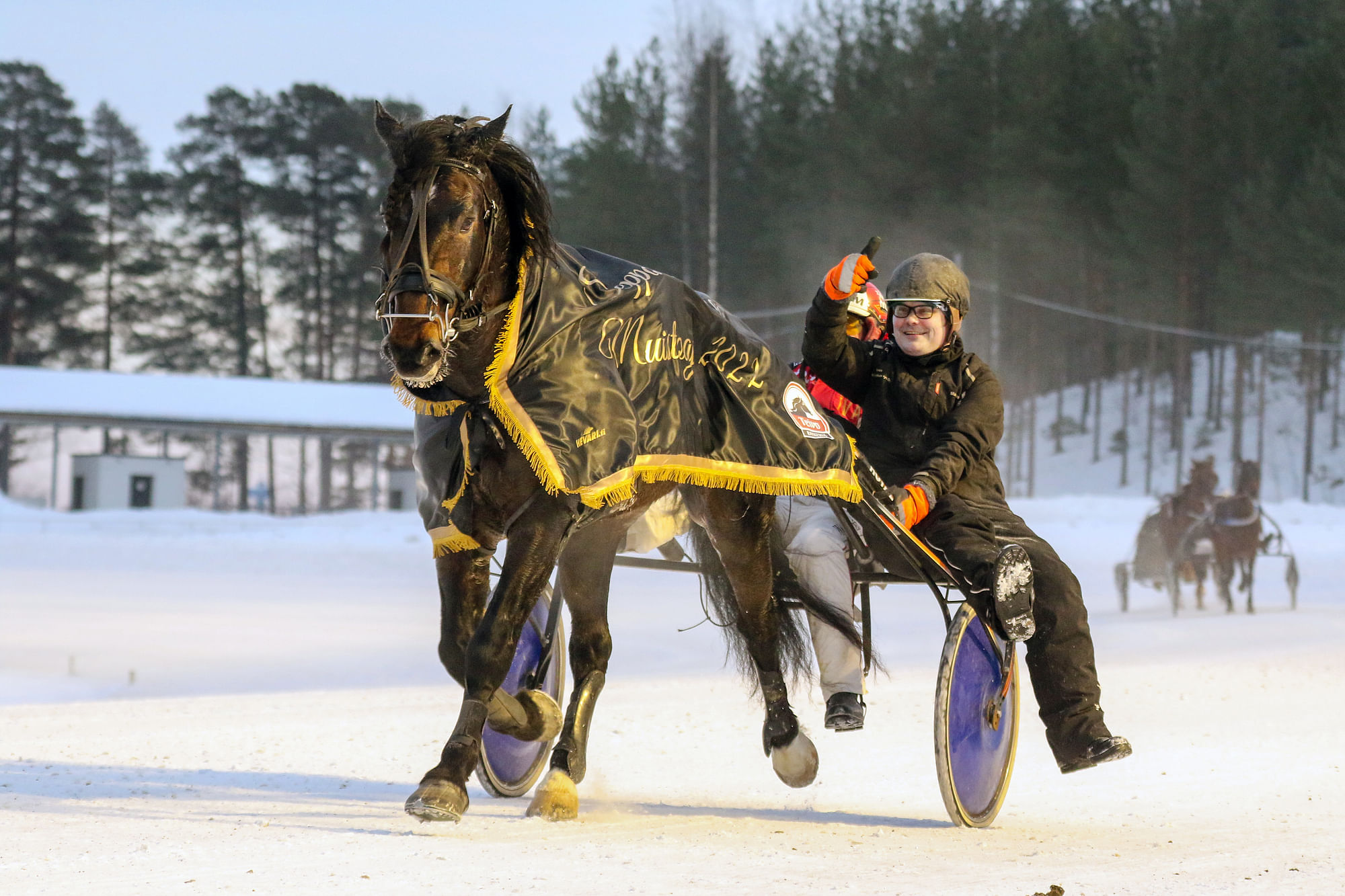 Harjujen Roomeo vei Seppo Sarkolan muistoajon nimiinsä. Rattaille myhäilevät omistaja-valmentaja Markus Kiiski ja ohjastaja Tapio Perttunen.