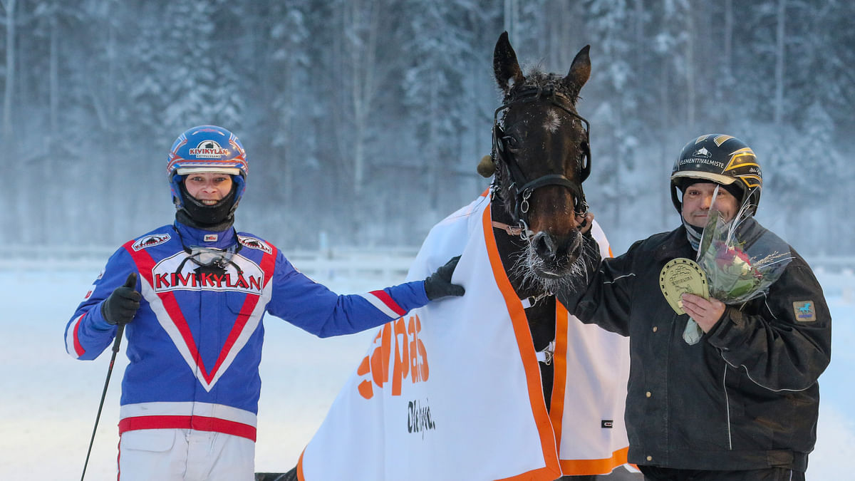 Aleksi Kytölän (oik.) valmentama La Cerise vei Kaustisella sunnuntaina Jixy-ajon. Kuvassa se on juuri voittanut tammikuussa Lahden Kavioliiga-raveissa.