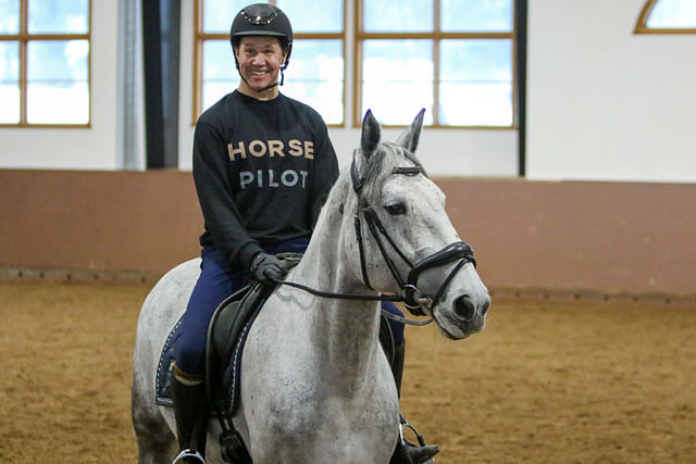 Heikki Sorsa ja NIKAn opetushevonen, 7-vuotias Bella hakivat yhteistä säveltä valmennustunnilta.  ”En ole ikinä ratsastanut näin nuorella hevosella."