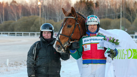 Sara Hietanen hoitaa ja Hannu Hietanen ohjastaa sekä valmentaa 13-vuotiasta Joriinia.