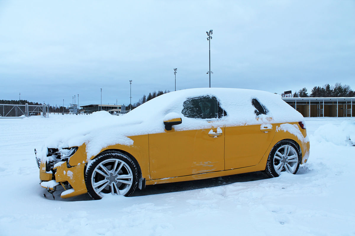 Valjastuskatokseen törmännyt keltainen Audi oli hylätty tallialueelle rallin päätteeksi.
