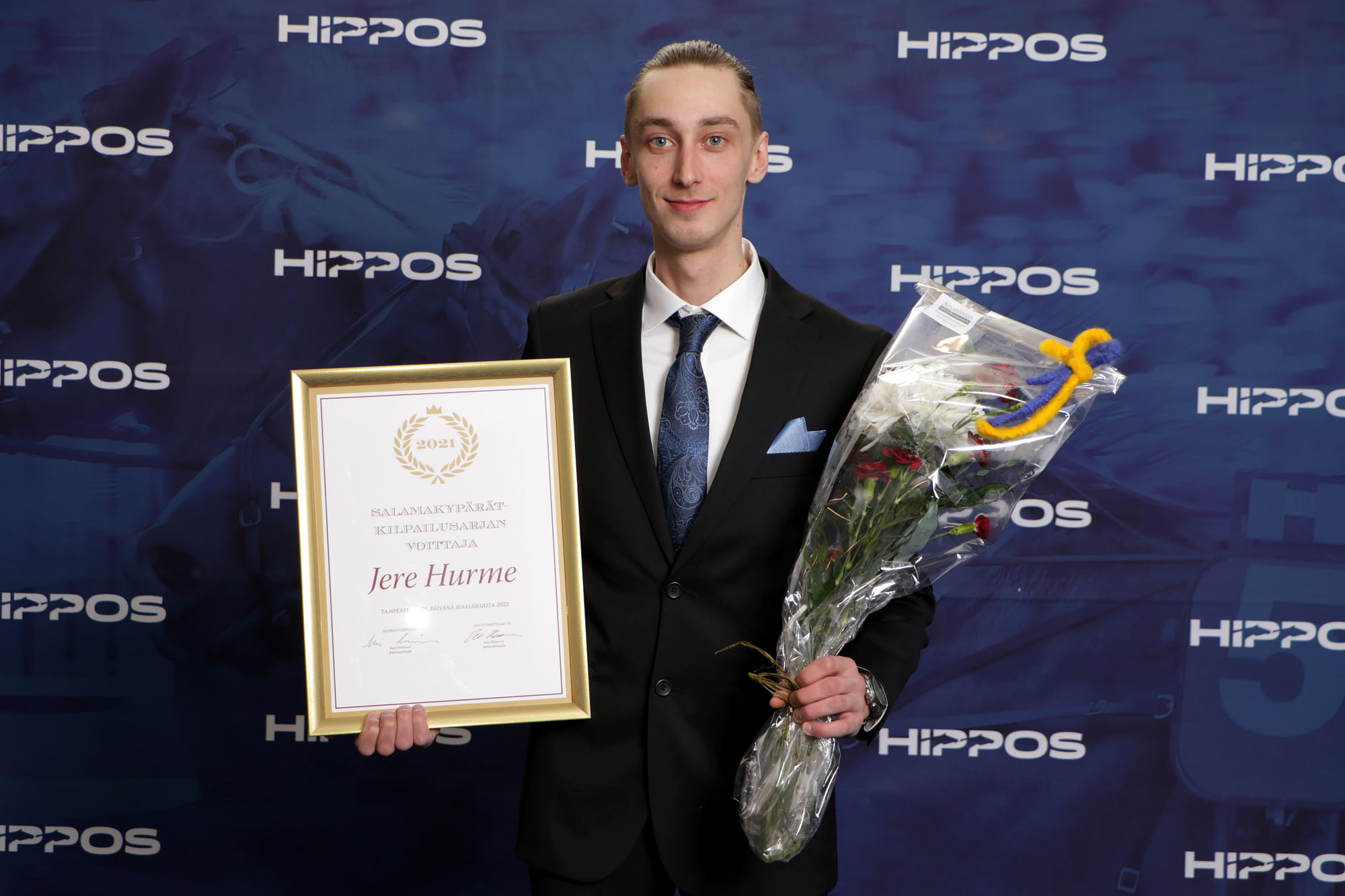 Jere Hurme palkittiin maaliskuun Ravigaalassa viime vuoden Salamakypärät-kilpailusarjan voitosta. Keskiviikkona hän ohjastaa Chasen lisäksi O.P. Rocia. Jälkimmäinen kisaa illan kahdeksannessa lähdössä.