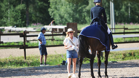 Mikaela Fabricius-Bjerre oli toissa kesänä Ypäjän PM-kisoissa silloisen valmennettavansa Anna Tallbergin apuna.